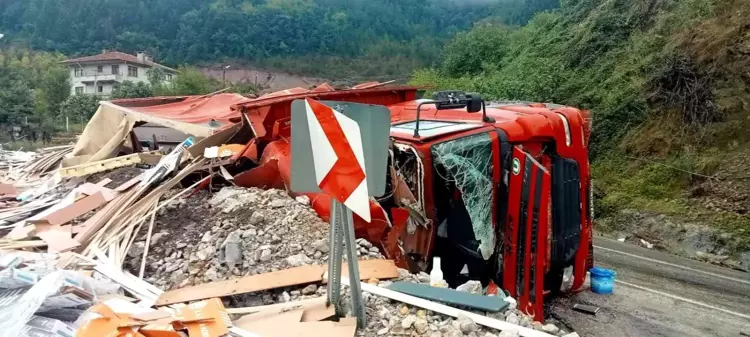 Devrilen tır alevlere teslim oldu, vatandaşlar kovalarla taşıdığı suya söndürdü