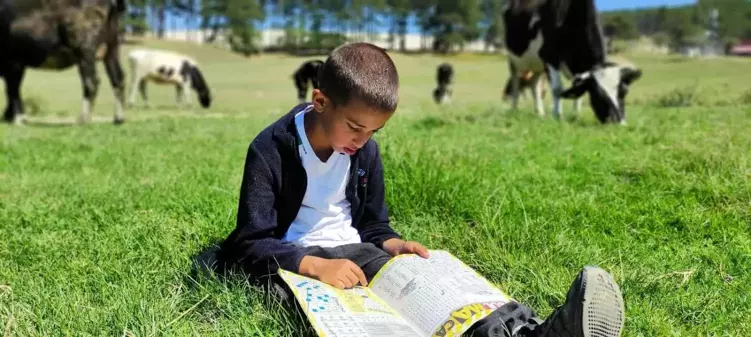 Boyundan büyük hayvanlara çobanlık yapıyor