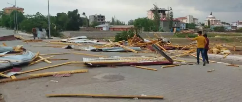 IĞDIR'DA SAATTEKİ HIZI 90 KİLOMETREYE ULAŞAN RÜZGAR ÇATILARI UÇURDU