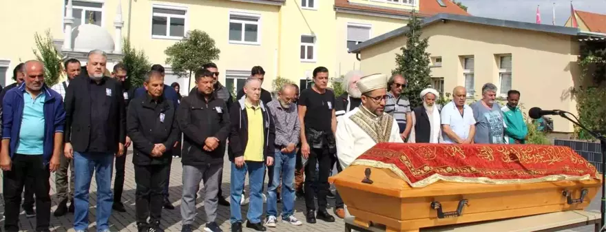 Almanya'da hayatını kaybeden tiyatro ve sinema sanatçısı Mehmet Ulay defnedildi