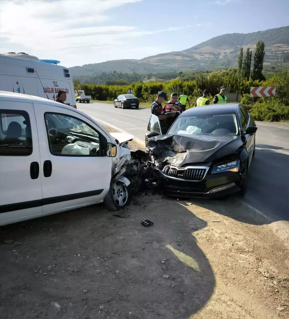 İznik'te trafik kazası: İznik Kaymakamı dahil 4 kişi yaralandı