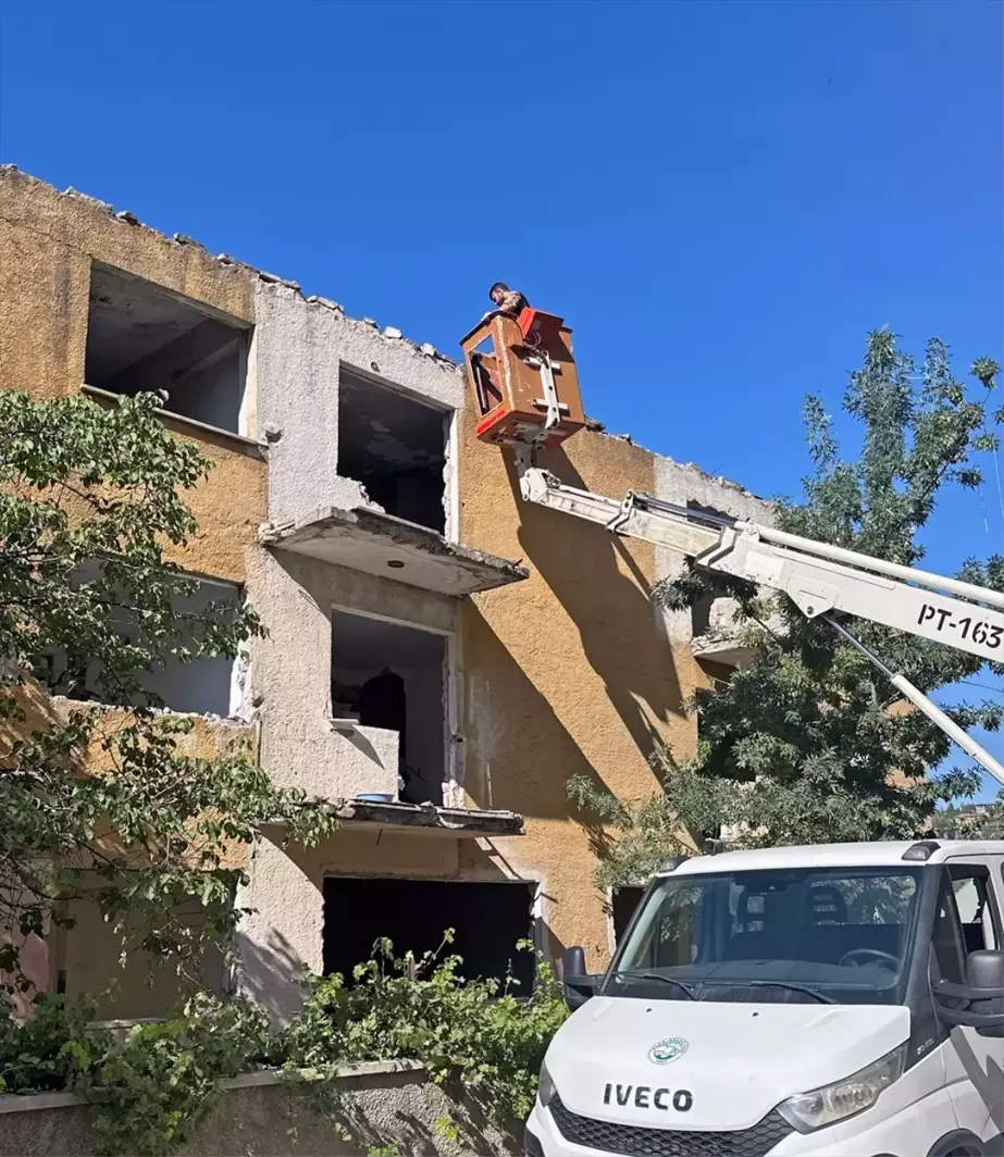 Talas Belediyesi, kentsel dönüşümde güvercin yuvasıyla karşılaşınca yıkımı durdurdu