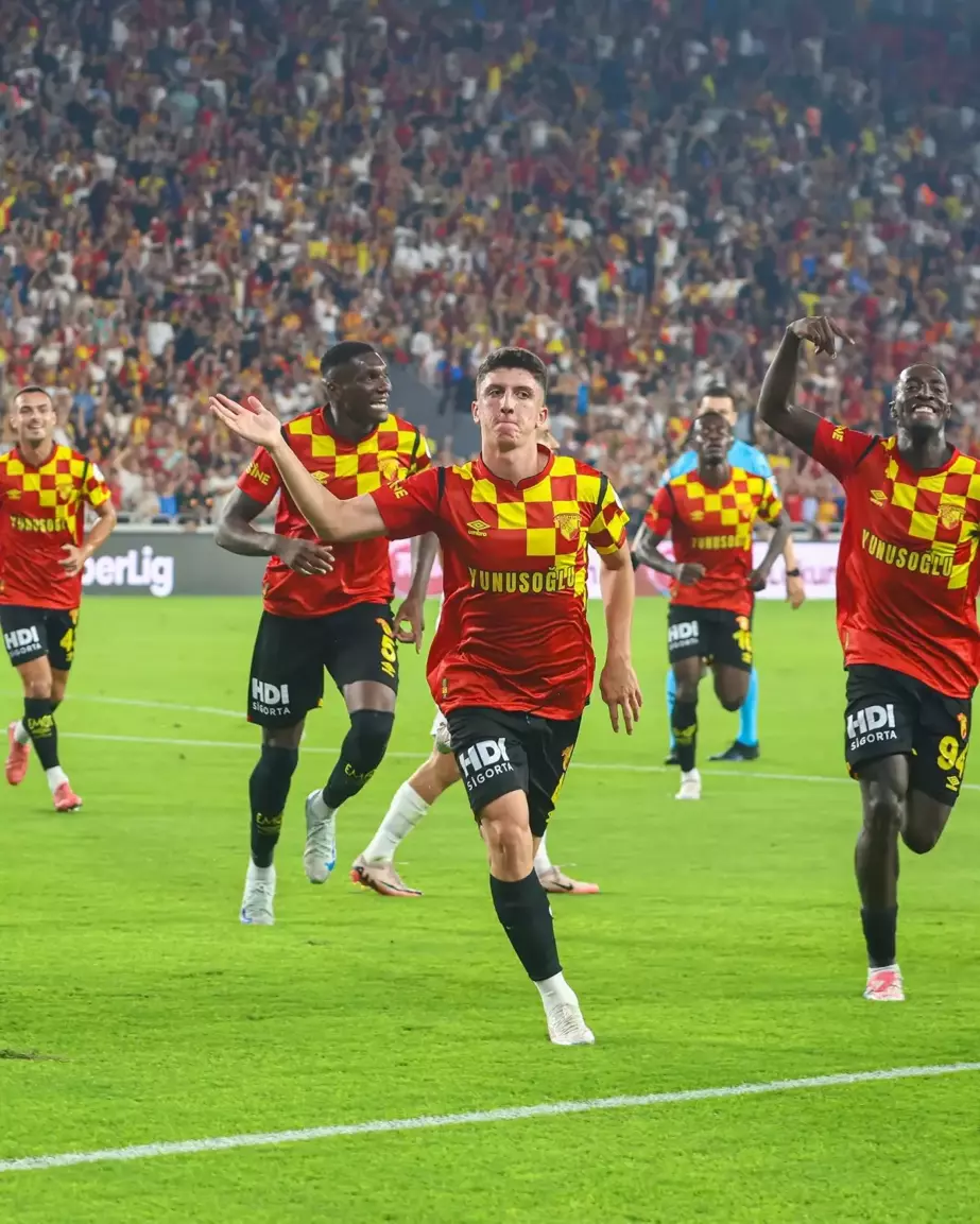 Göztepe Süper Lig'de Kayserispor'u 3-0 Geçerek Yenilmezler Arasına Girdi