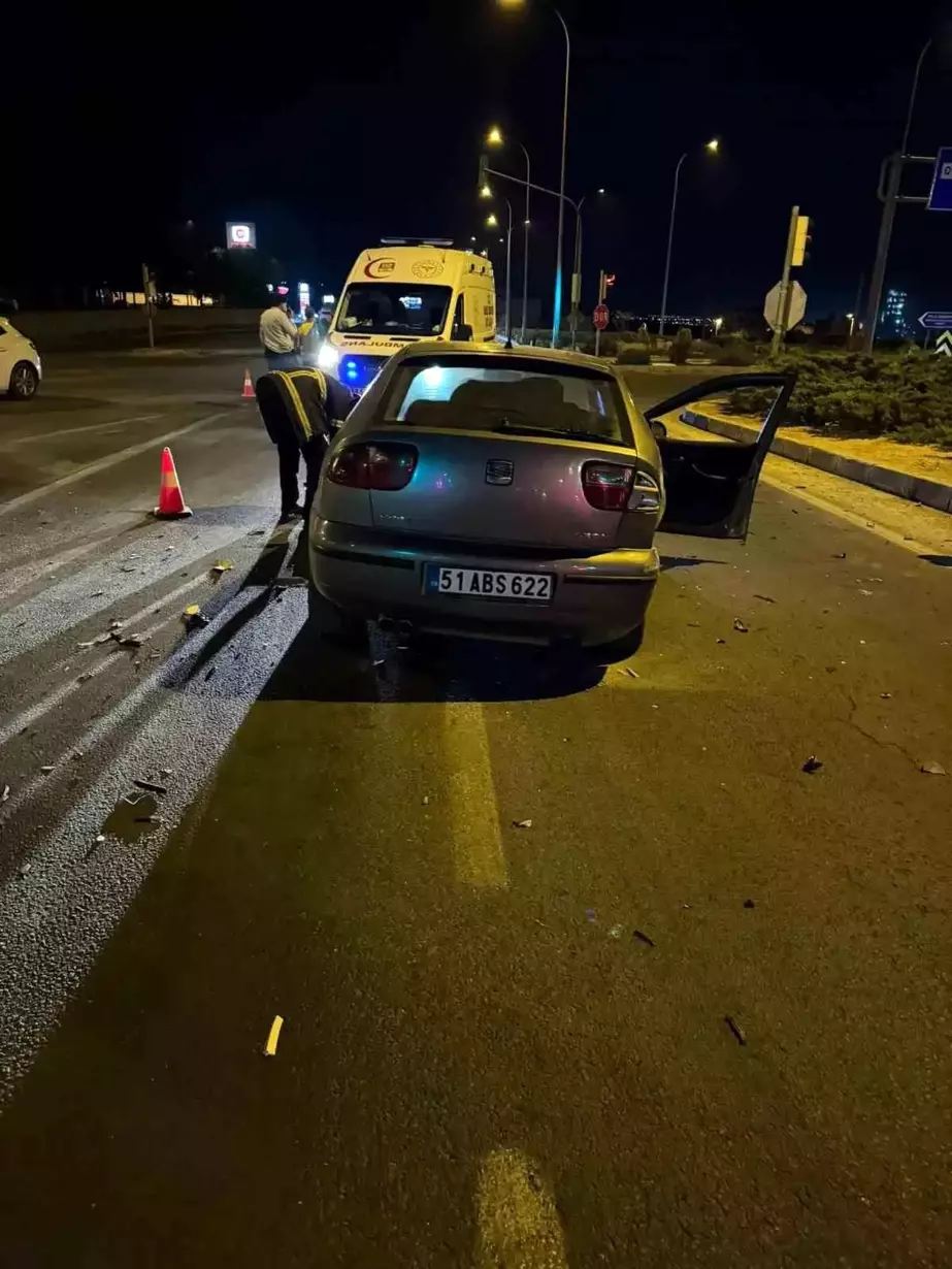 Niğde'de otomobil ve minibüsün çarpıştığı kazada 2 kişi yaralandı