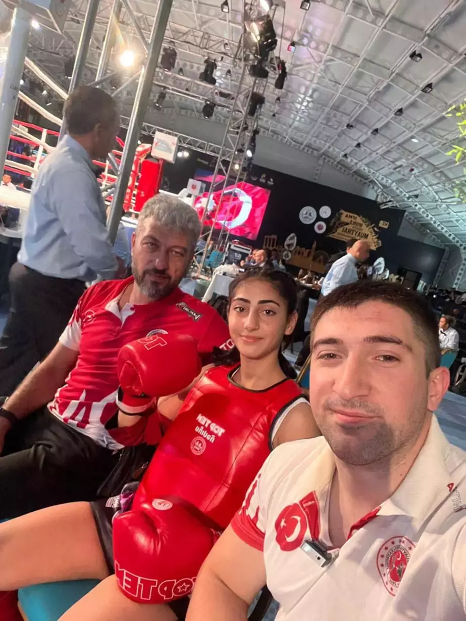 Muaythai'de dünya ikincisi olan çiftçi kızı tarlada şeftali hasadı yapıyor