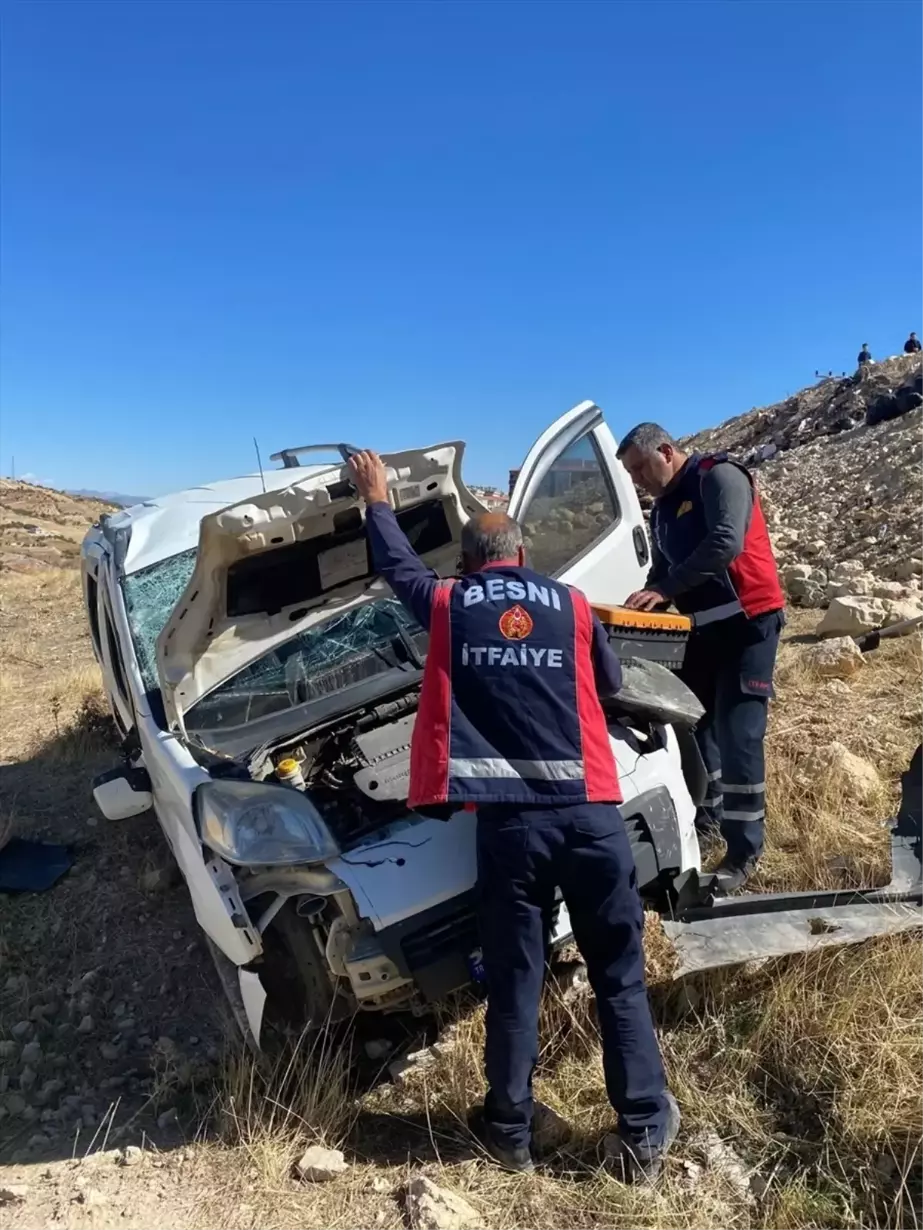 Besni'de Hafif Ticari Araç Şarampole Devrildi: Sürücü Yaralı