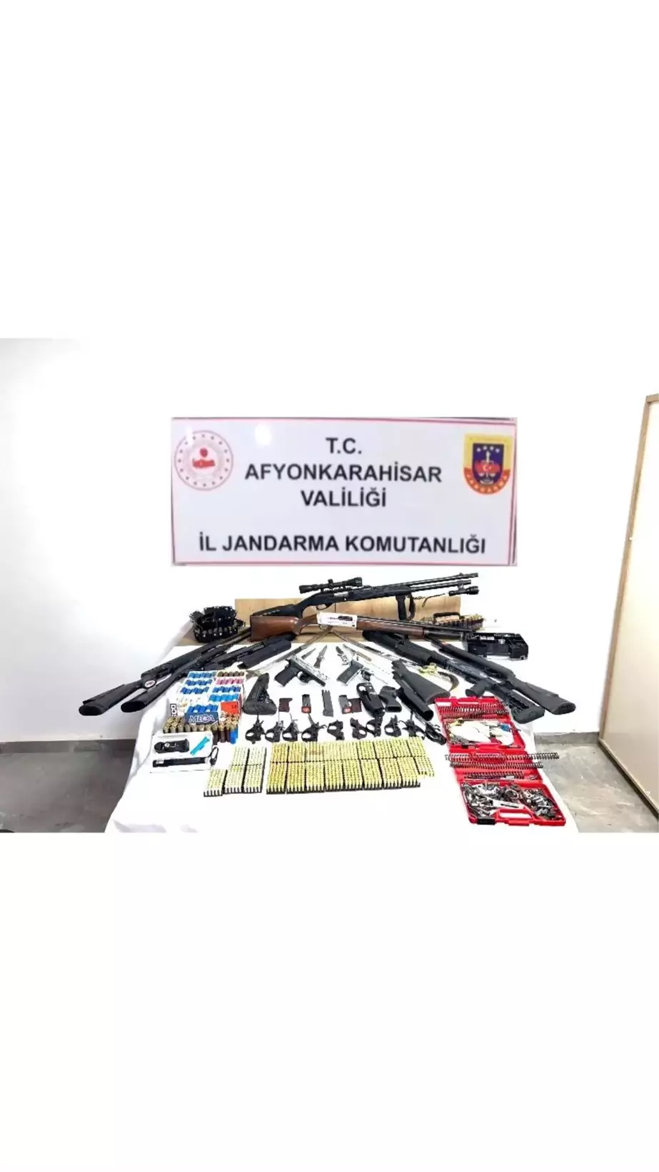 Afyonkarahisar'da Silah Ticareti Yapan Şahıs Jandarma Tarafından Yakalandı