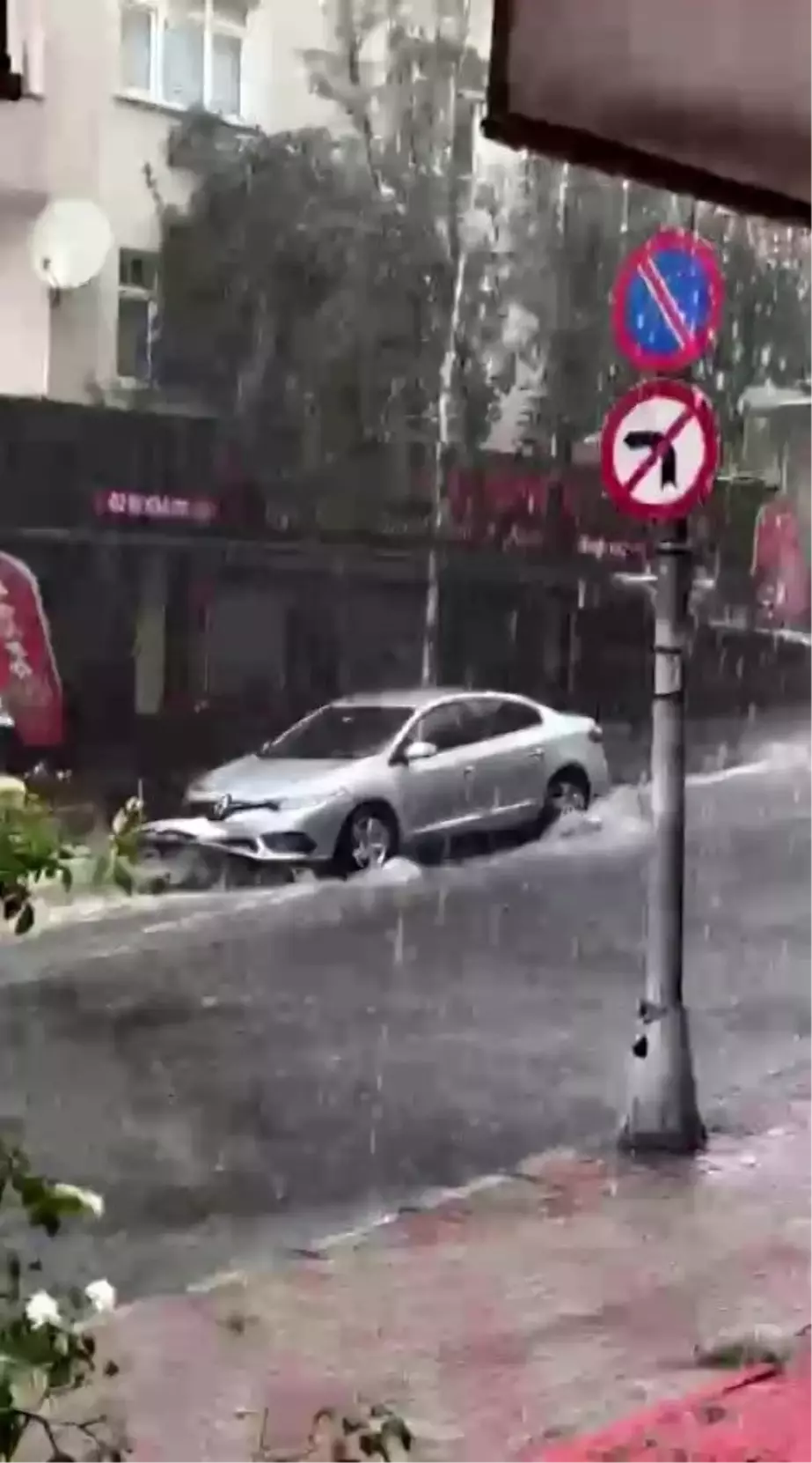 İstanbul'da Sağanak Yağış: Ümraniye ve Ataşehir'de Yollar Göle Döndü