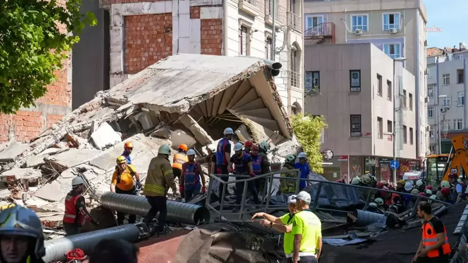 İstanbul Küçükçekmece'de çöken binada psikososyal destek sağlanıyor