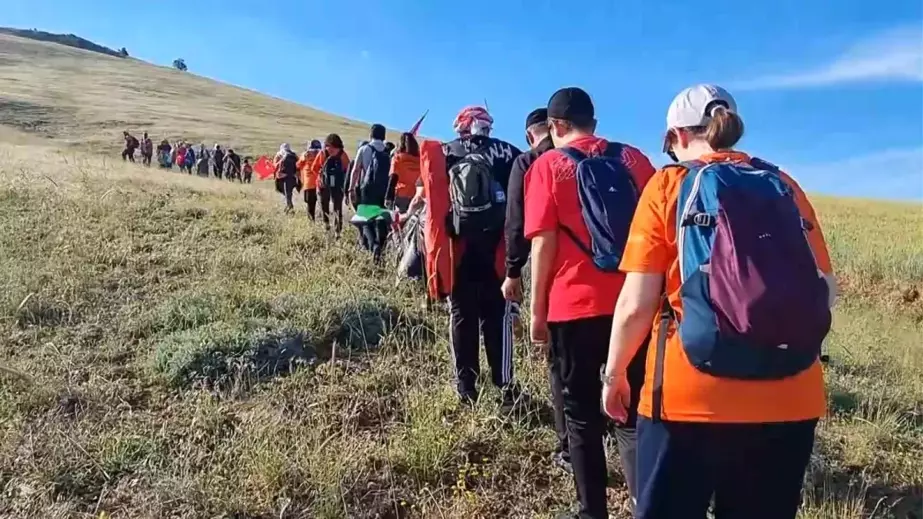 Kırıkkale'de İsrail'in Filistin'e yönelik saldırılarını protesto etmek için dağcılar Sivri Tepe'ye tırmandı