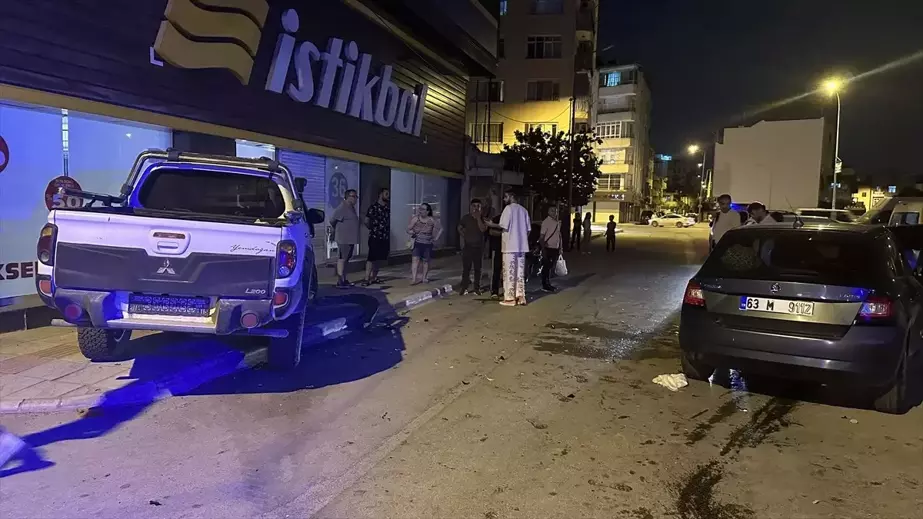 Hatay'da pikapla otomobil çarpıştı, 2 kişi yaralandı