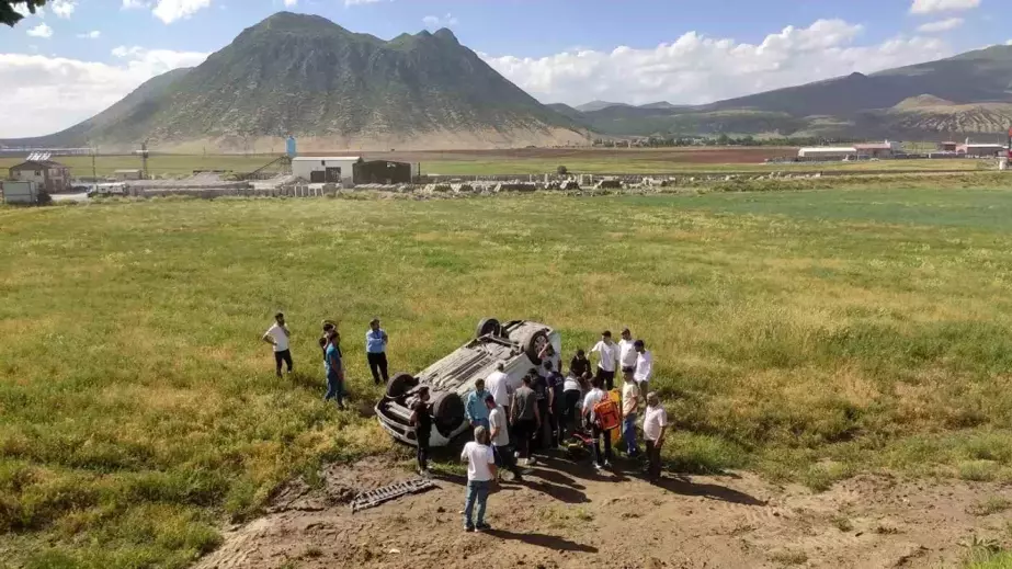 Bitlis'te kamyonet şarampole yuvarlandı, sürücü yaralandı