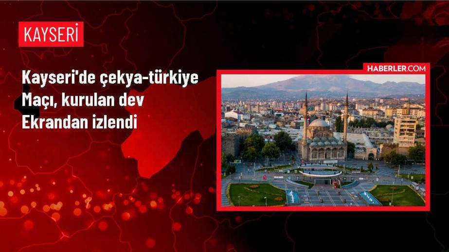 Kayseri'de vatandaşlar dev ekrandan milli maçı izledi