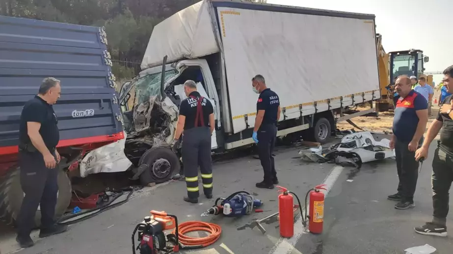 Keşan'da kamyonet traktör römorkuna çarptı: 3 ölü, 1 yaralı