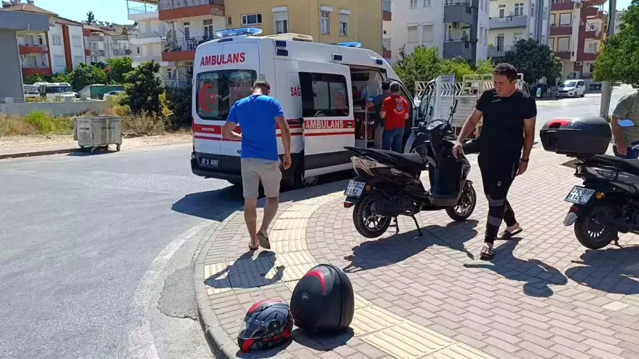 Antalya'da motosiklet ile kamyonet çarpıştı: 3 kişi yaralandı