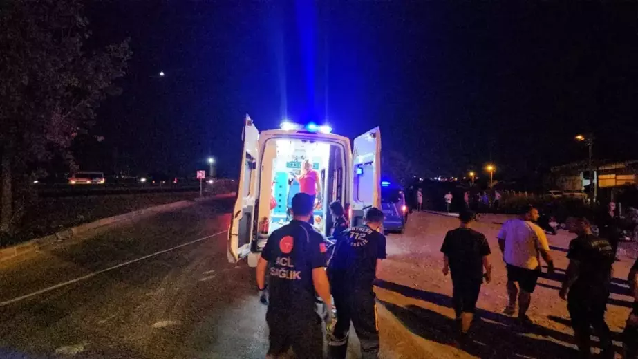 Manavgat'ta Otomobil Kanala Devrildi: 1 Ölü, 4 Yaralı