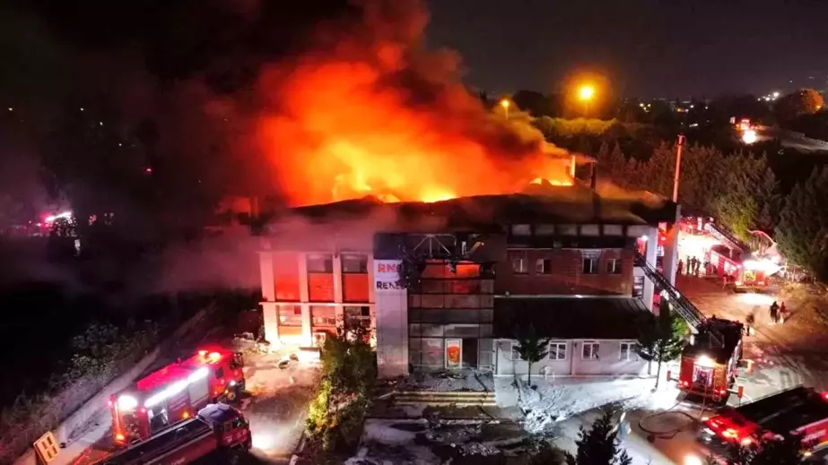 Sakarya'da Kozmetik Fabrikasında Çıkan Yangın Havadan Görüntülendi