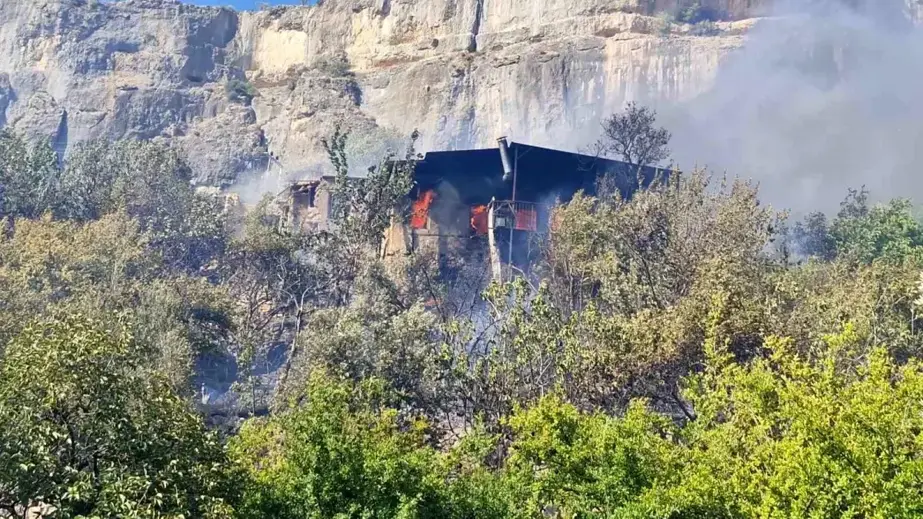 Silifke'de çıkan yangında 3 ev küle döndü