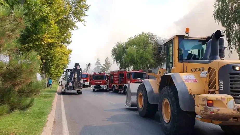 Kayseri'de Organize Sanayi Bölgesi'nde Kağıt Fabrikasında Yangın Çıktı