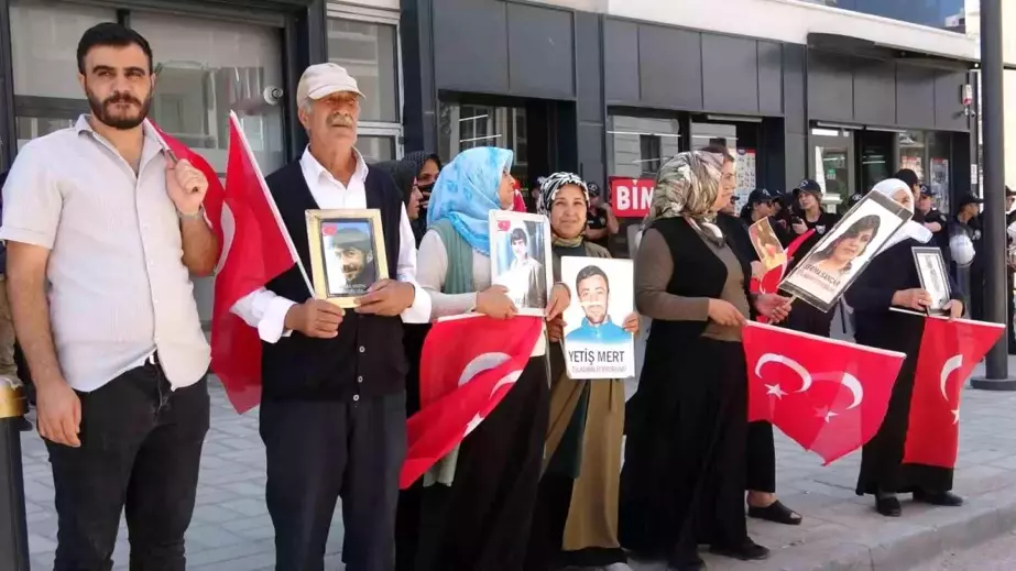 Van'da PKK tarafından çocukları dağa kaçırılan ailelerin evlat nöbeti devam ediyor