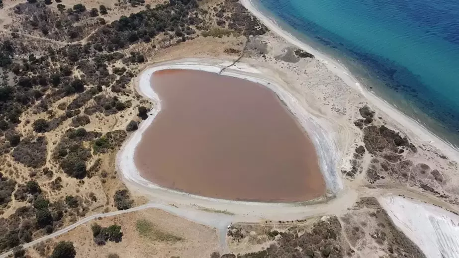 Çanakkale'deki Kalpli Göl Pembe Renge Büründü