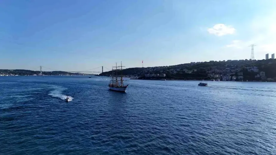 Romanya Donanması'na ait eğitim gemisi İstanbul Boğazı'ndan geçerek Romanya'ya doğru yola çıktı