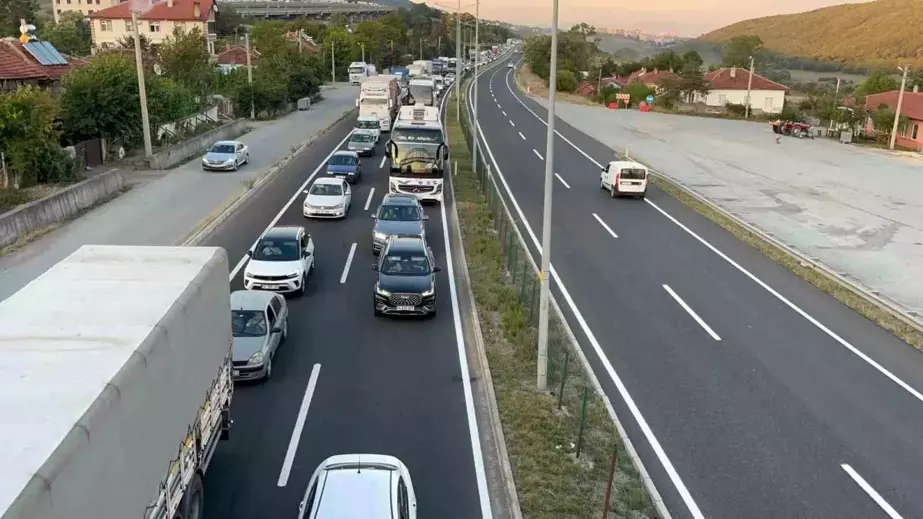 Anadolu Otoyolu'nda Trafik Kuyruğu Oluştu