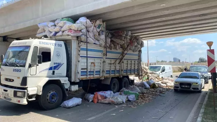 Adana'da seyir halindeki kamyon köprü altında sıkıştı