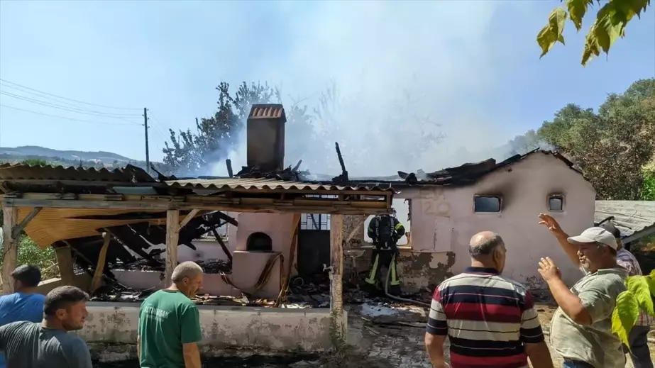 Denizli'nin Buldan ilçesinde yangın çıkan evde hasar meydana geldi