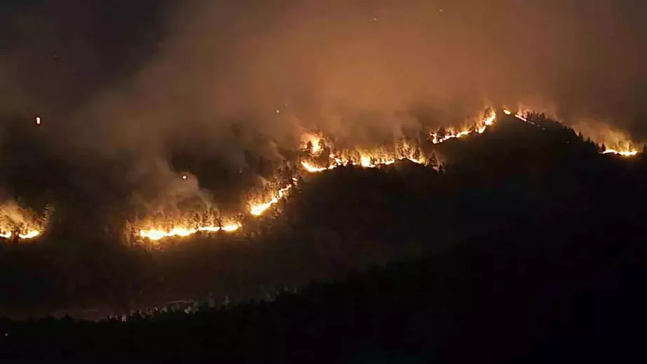 Karabük'ün Ovacık ilçesinde orman yangınında söndürme çalışmaları devam ediyor