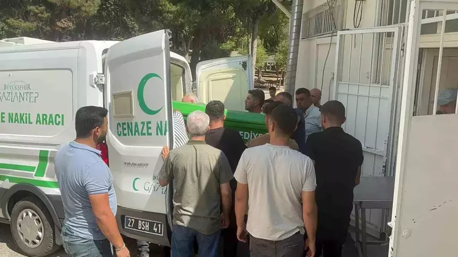 Gaziantep'te park halindeki araca çarpan genç hayatını kaybetti