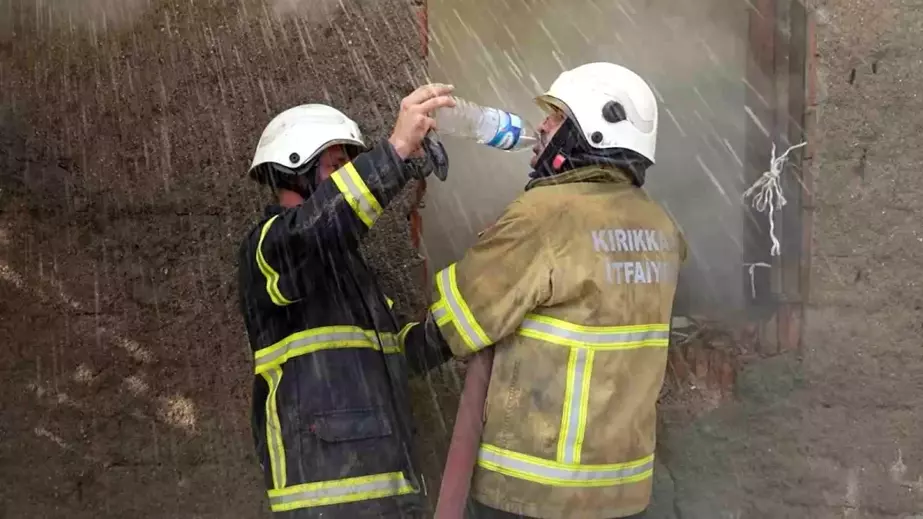 Kırıkkale'de Elektrik Kontağından Çıkan Yangında Evler Küle Döndü