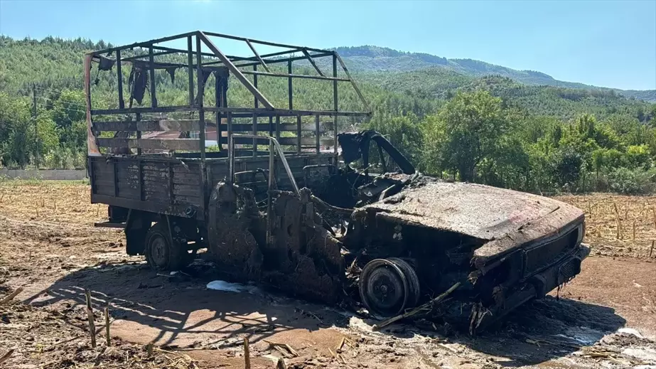 Safranbolu'da park halindeki kamyonette çıkan yangın söndürüldü