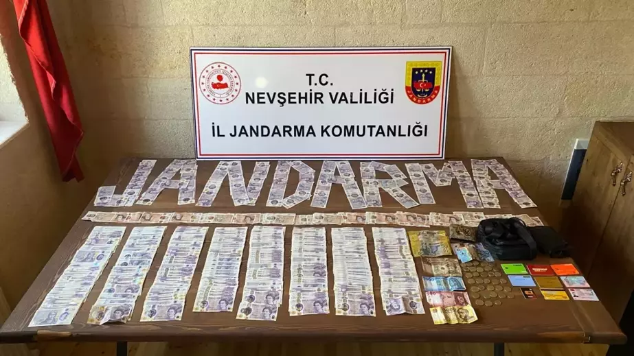 Kapadokya'da çalınan çanta jandarma tarafından bulundu