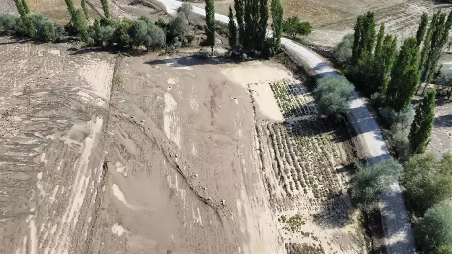 Çorum'un Sungurlu ilçesinde sağanak nedeniyle su baskınları yaşandı