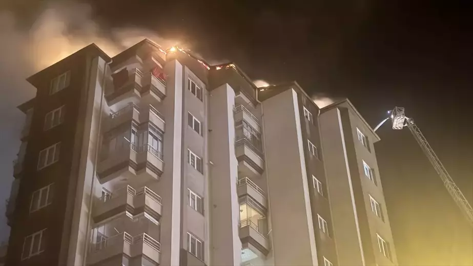 Kayseri'de 13 Katlı Apartmanın Çatı Katında Yangın