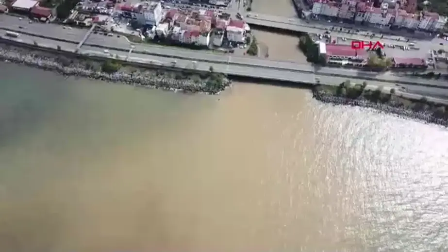 Trabzon'da Sağanak Sonrası Derelerden Akan Su Denizin Rengini Değiştirdi