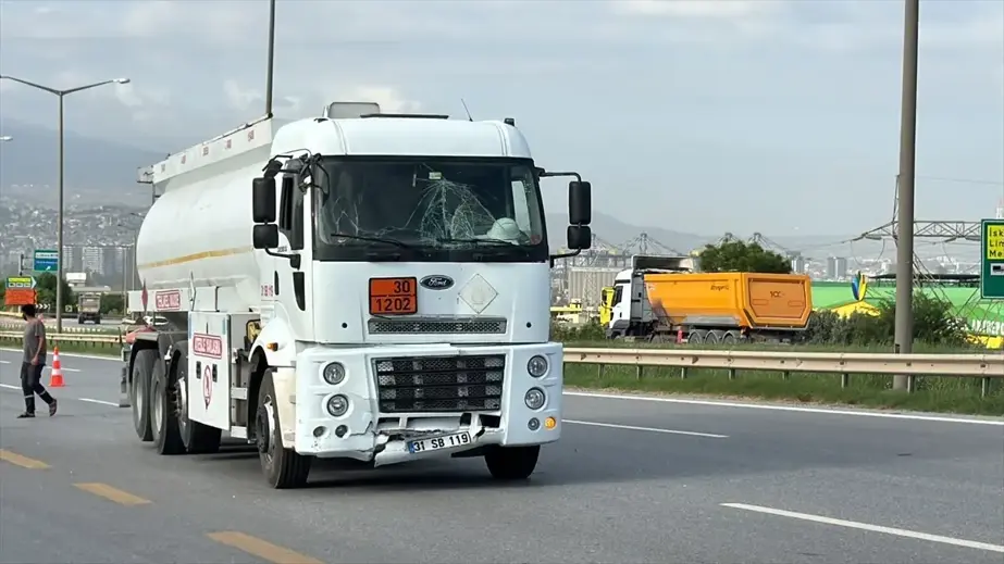 İskenderun'da Yakıt Tankeri ile İşçi Servisi Çarpıştı