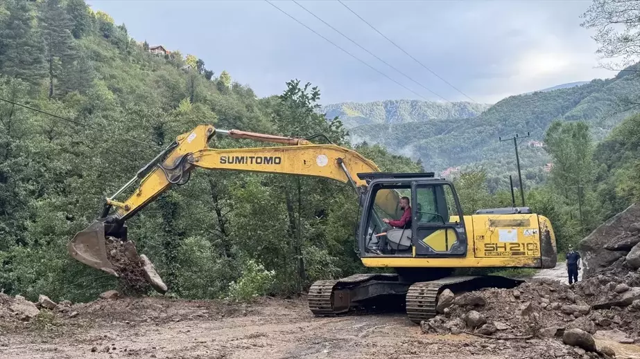 Artvin'de Yağışlar Sonrası Kapanan 32 Köy Yolu Ulaşıma Açıldı