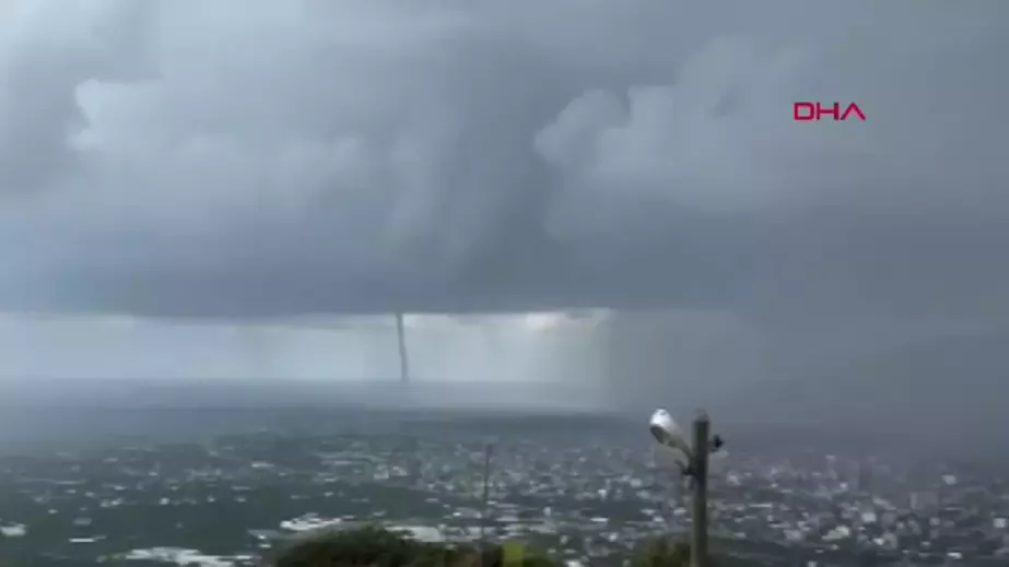 Hatay'da Yağış Sonrası Denizde Hortum Görüntülendi