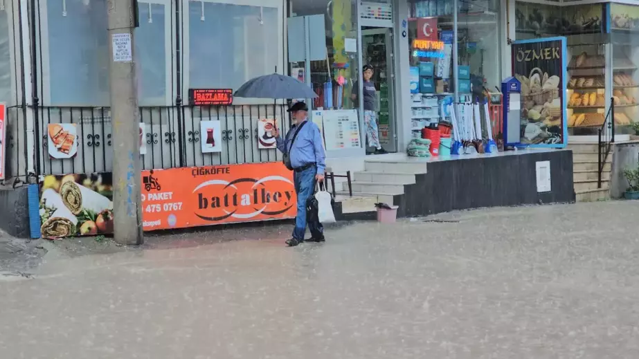 Zonguldak'ta Sağanak Yağış Sebebiyle Gaziler Günü Töreni Etkilendi