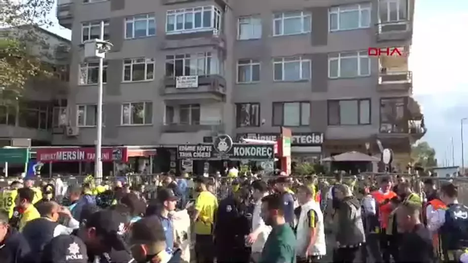 Fenerbahçe Taraftarları Ülker Stadyumu'nda Coşkulu Bekleyişte