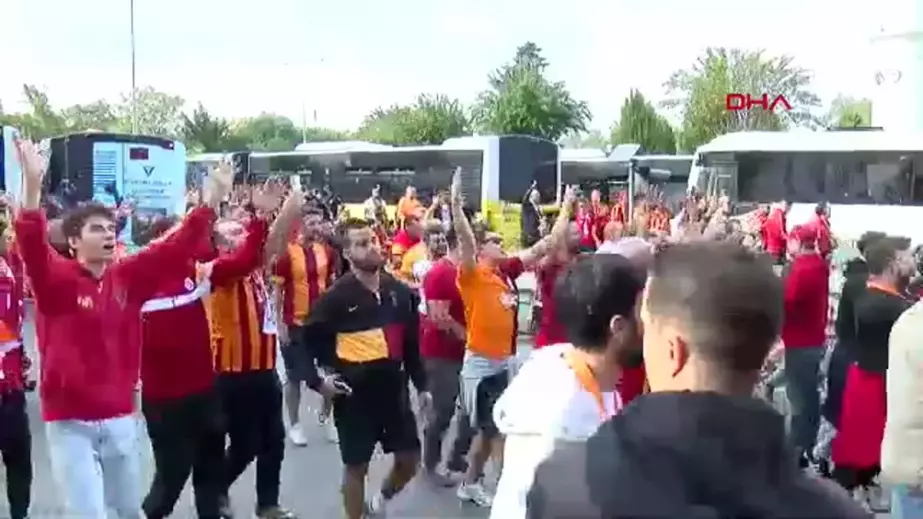 Galatasaray Taraftarları Fenerbahçe Derbisi İçin Kadıköy'de