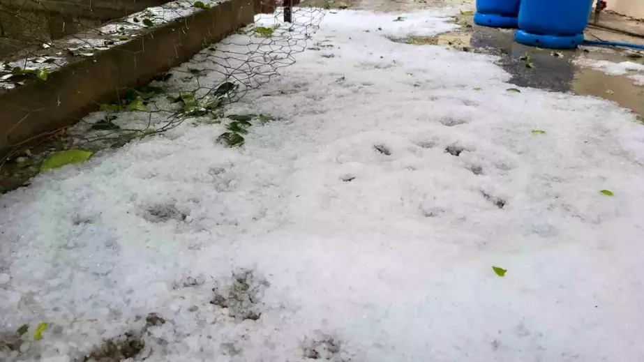 Adıyaman'da Aniden Gelen Dolu Yağışı Hayatı Olumsuz Etkiledi