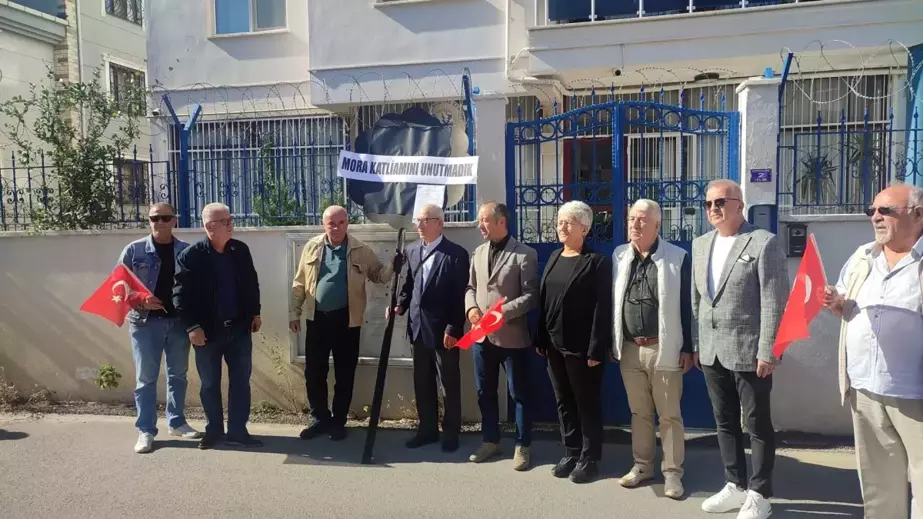 Balkan Türkleri, Mora Katliamı'nı Anmak İçin Yunan Konsolosluğu'na Çelenk Bıraktı