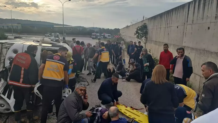 İnegöl'de Servis Minibüsü Kaza Yaptı: 13 Yaralı