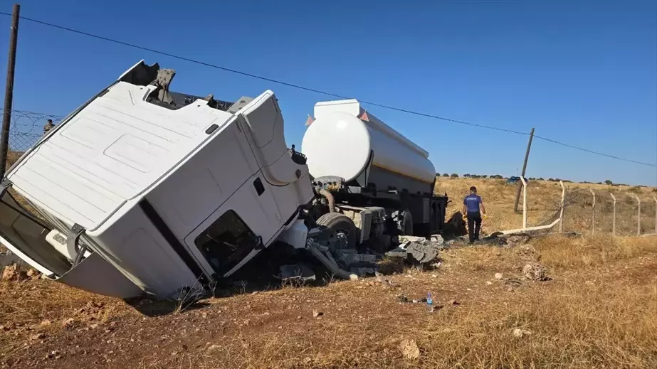 Şırnak'ta Tır Devrildi: Sürücü Yaralandı