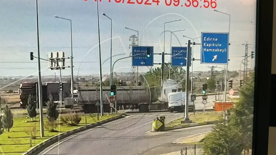 Havsa'da Kırmızı Işık İhlali: TIR Minibüse Çarptı, Sürücü Yaralandı