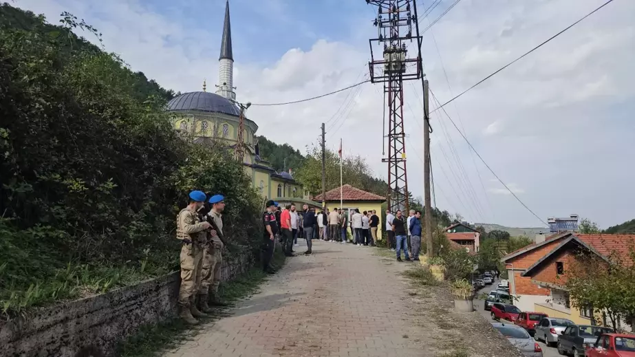 Zonguldak'ta Av Tüpüyle Vurulan İki Kişi Toprağa Verildi