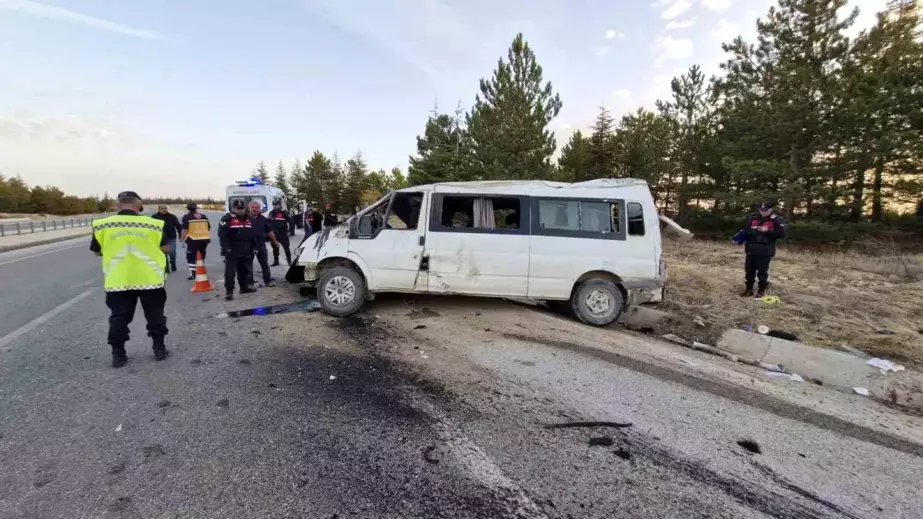 Karaman'da Tarım İşçilerini Taşıyan Minibüs Devrildi: 2 Ölü, 13 Yaralı